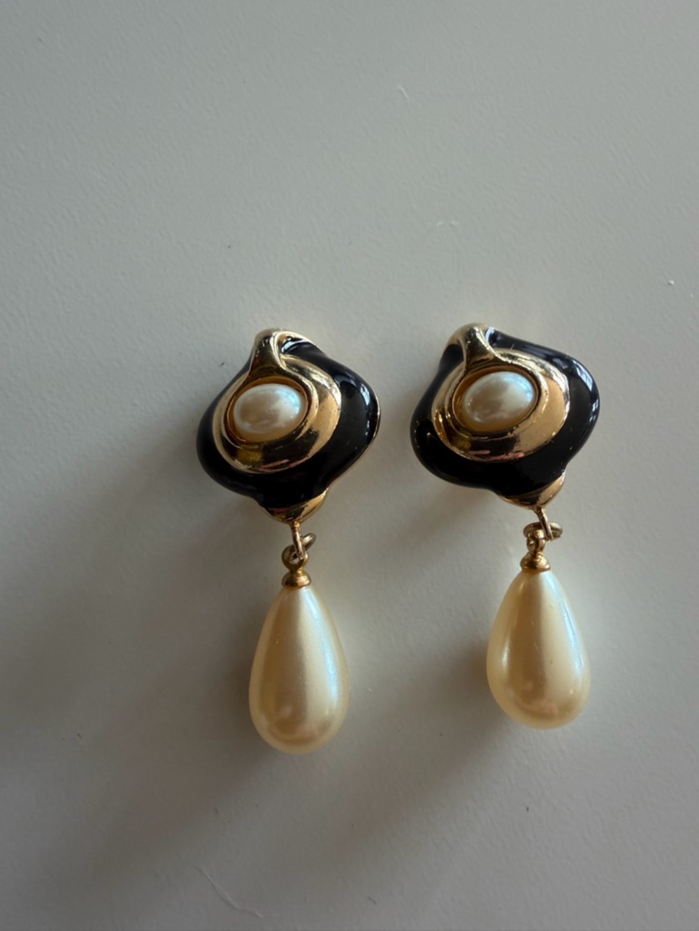 Vintage Faux Pearl Drop Clip On Earrings Black Gold Tone